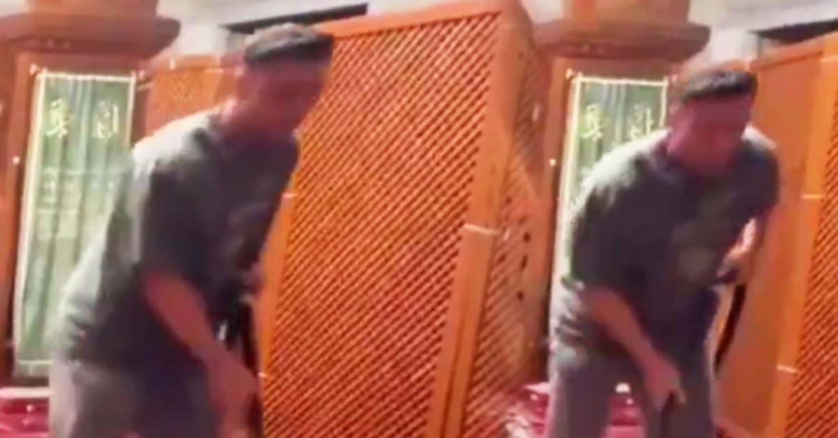 Mesut Özil cami temizledi