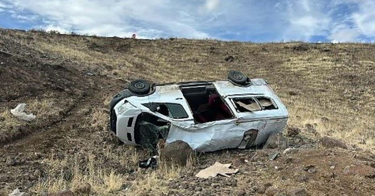 Minibüs şarampole devrildi: 20 yaralı