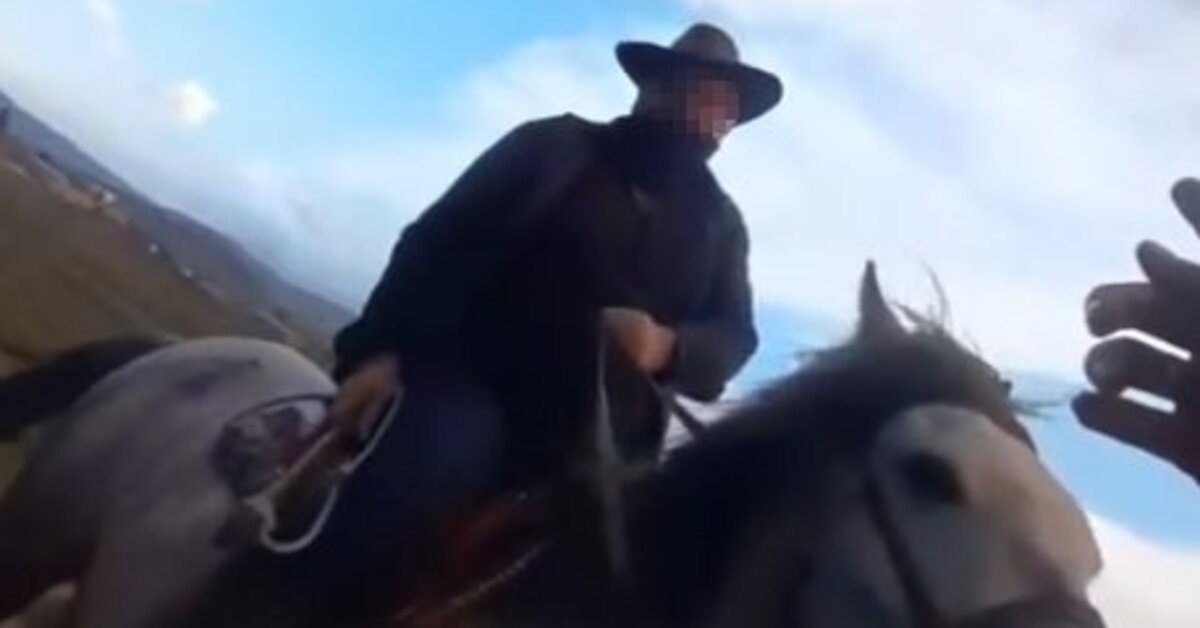 Zorbalar at üzerinde! Yılkı atlarını görmek isteyen aileye kırbaçlı saldırı!