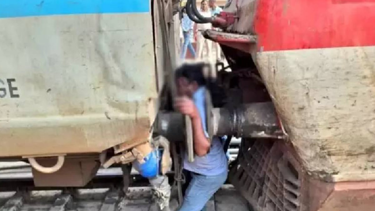 Hindistan’da lokomotif ve vagon arasında sıkışan işçi öldü