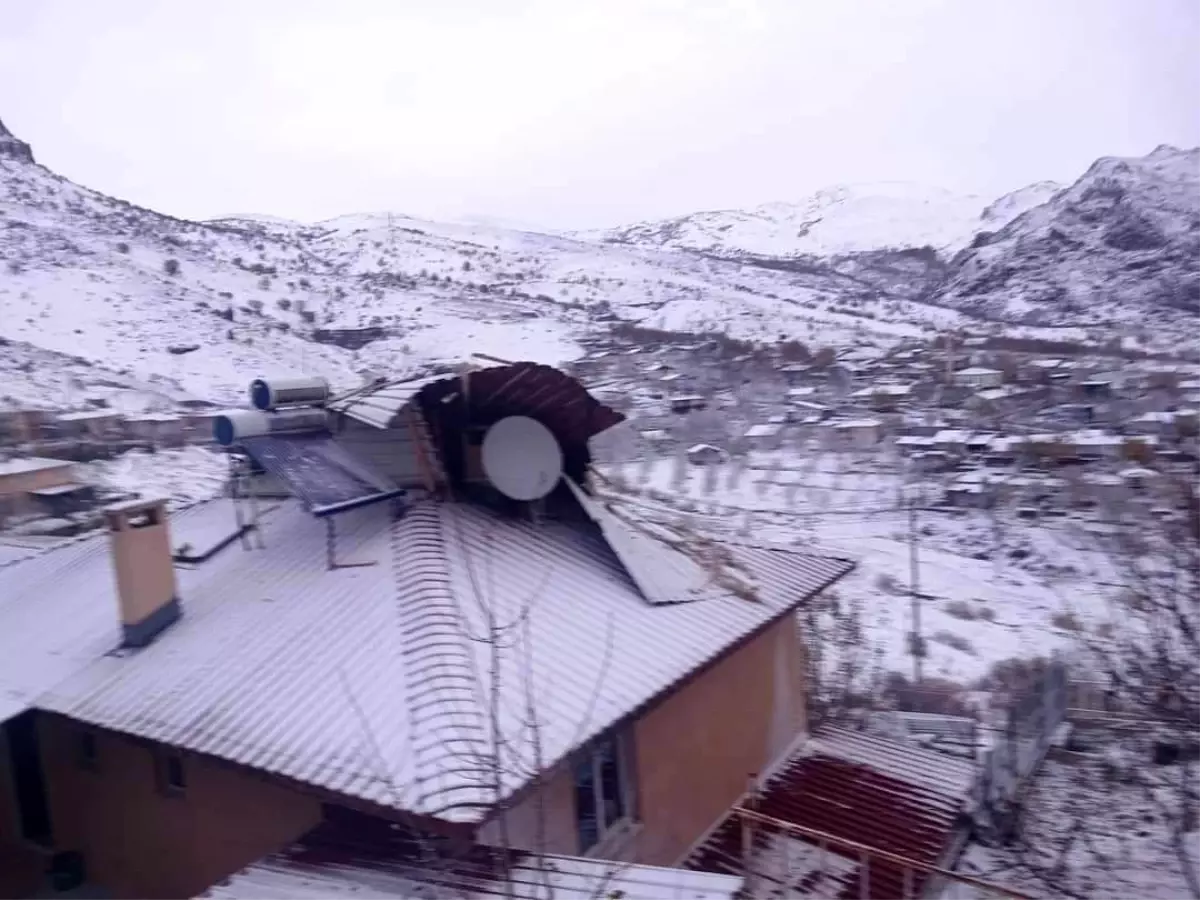 Tunceli’de Fırtına Evlerin Çatısını Uçurdu