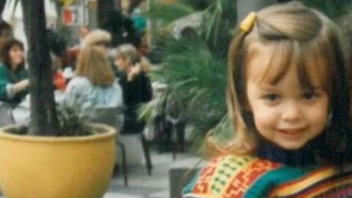 Bu küçük kız çocuğunu tanıyabildiniz mi? Şimdilerin ünlü mü ünlü oyuncusu çıktı! İşte o isim!