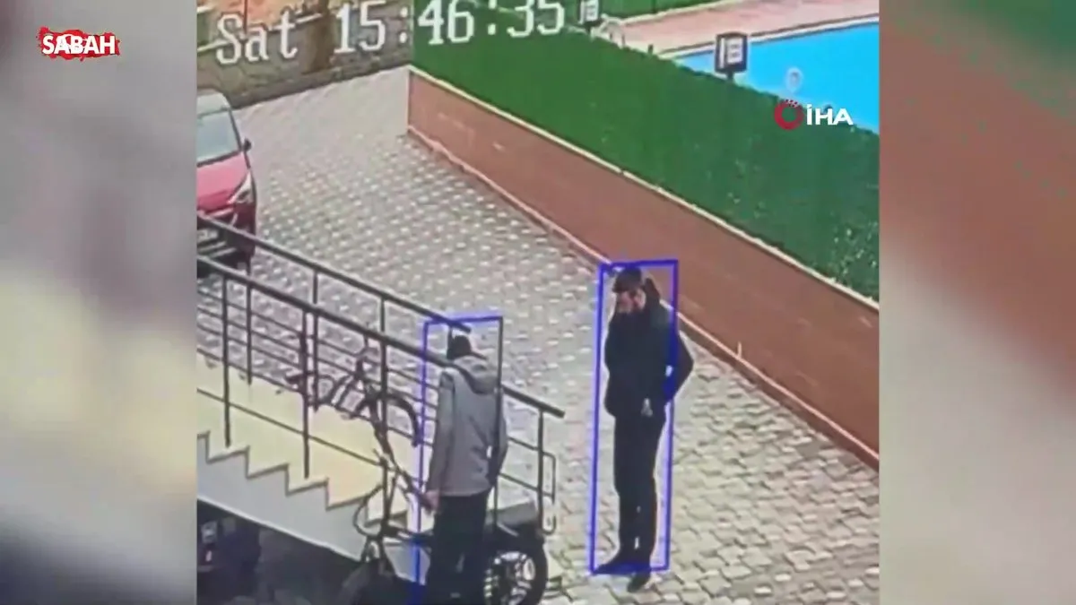 Otomobille gelip elektrikli bisiklet çaldılar: O anlar kamerada | Video