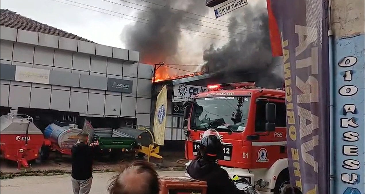 Düzce’de iş yeri alev alev yandı