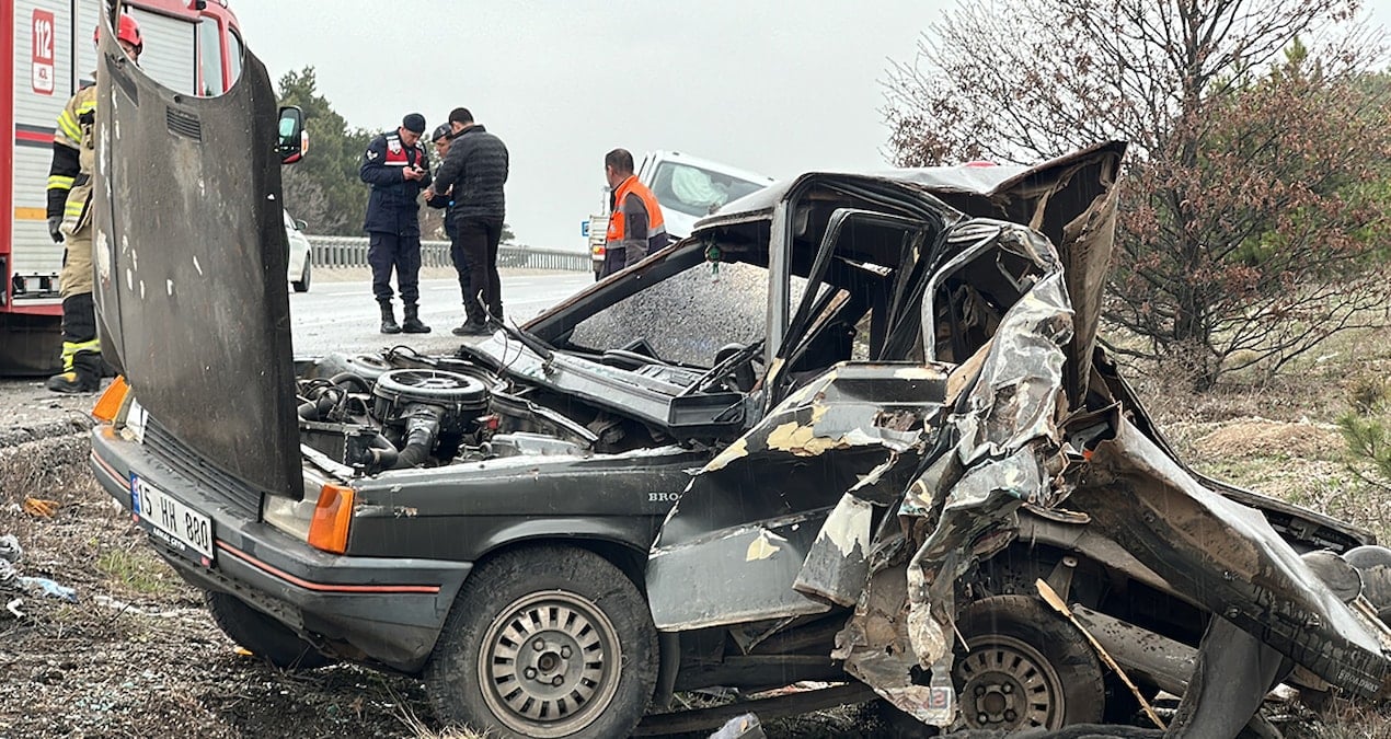 Emniyet şeridinde bekleyen otomobile, minibüs çarptı: Yaralılar var